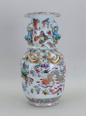 un vase blanc orné d'un dragon et de fleurs