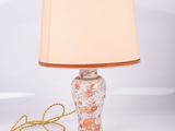 une photo d'une lampe de table munie d'un abat-jour