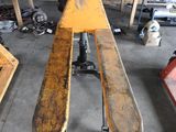 une photo d'un banc en bois dans un garage