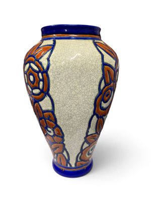 un vase bleu et blanc orné de motifs orange