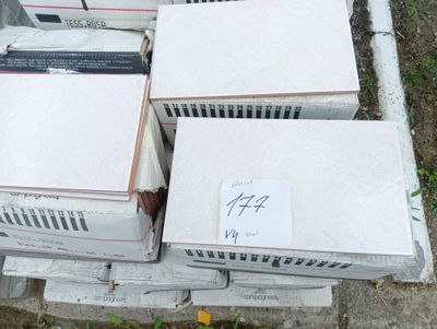 une pile de cartons empilés les uns sur les autres par terre