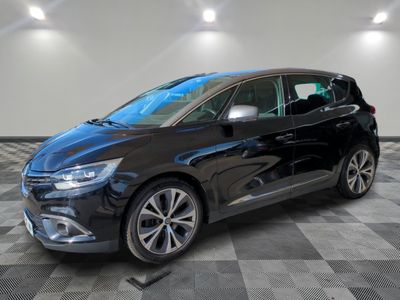 une voiture noire garée dans un garage au sol en damier