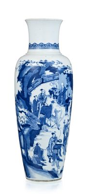 un vase bleu et blanc posé sur une surface blanche