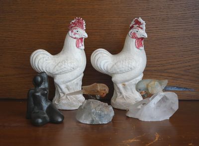 Réunion d'objets décoratifs comprenant :