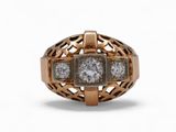 gros plan d'une bague en or et diamants sur fond blanc