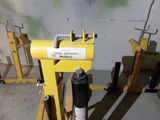 une machine jaune qui se trouve dans une pièce