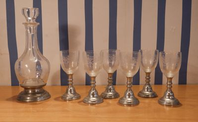 six verres à vin et une carafe posés sur une table