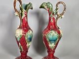 deux vases posés sur une table