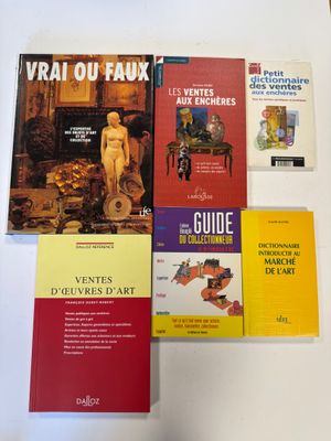 plusieurs livres posés sur une table recouverte d'une nappe blanche et d'une nappe blanche