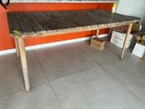 une table en bois placée au milieu d'une pièce