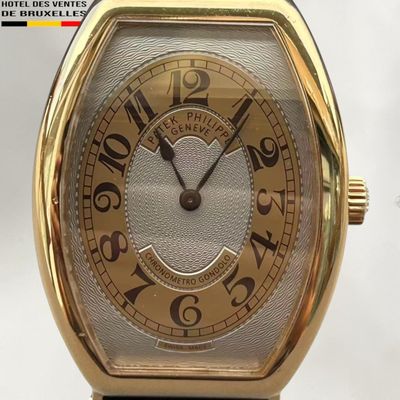 une montre-bracelet en or avec un cadran blanc