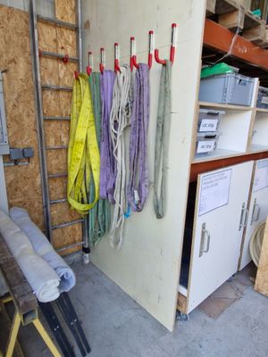 une pièce où sont accrochés au mur tout un tas d'outils