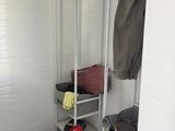 une petite pièce avec une étagère et quelques bagages à l'intérieur