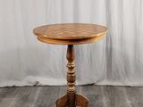 une photo d'une table en bois posée sur un parquet