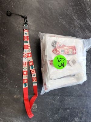 un sac de nourriture posé sur une table