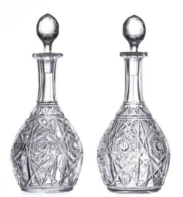une paire de carafes en cristal taillé sur fond blanc