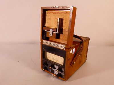 une petite boîte en bois contenant une radio