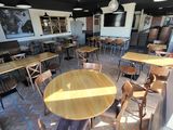 Il y a beaucoup de tables et de chaises dans ce restaurant vide.