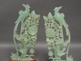 paire de figurines chinoises en jade sculpté représentant des oiseaux et des fleurs