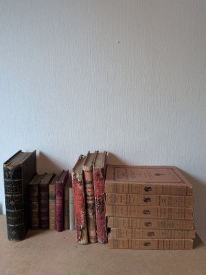 plusieurs vieux livres sont empilés sur une table