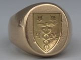 une image représentant une bague-sceau en or ornée d'un blason