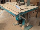 une table sur laquelle est posé un perceuse, dans une pièce