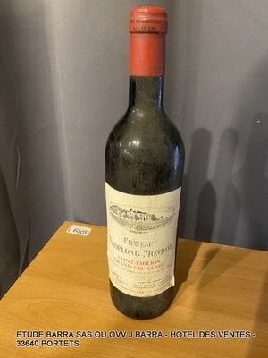 une bouteille de vin posée sur une table devant un mur