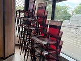 de nombreuses chaises alignées devant une fenêtre