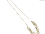 un collier en or composé d'une longue chaîne ornée d'un motif de feuilles