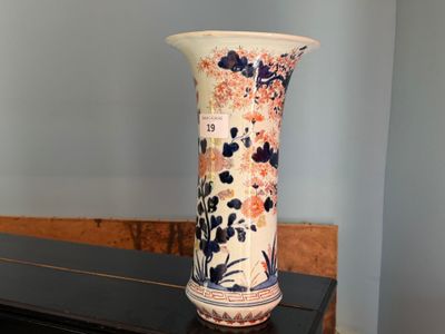 Vase cornet en porcelaine Imari.