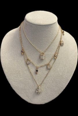 un gros plan d'un collier sur un mannequin, sur fond noir