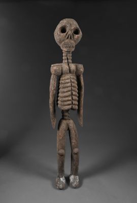 une figurine en bois représentant un squelette, avec une tête et des bras de squelette