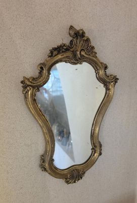 un miroir accroché au mur d'une pièce