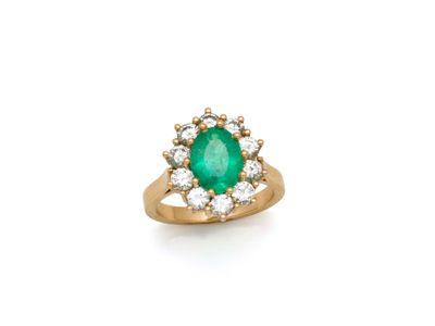 une bague à grappes d'émeraudes et de diamants