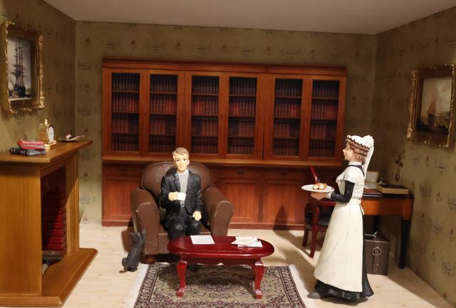 Diorama. Composition miniature, dans une vitrine en bois, vitre e...