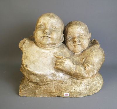 une image représentant une statue de deux bébés assis sur un rocher