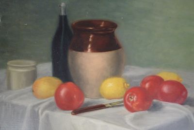 un tableau représentant un vase, des citrons et un couteau posés sur une table