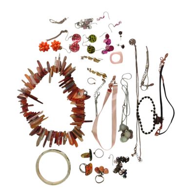 de nombreux types de bijoux exposés sur un fond blanc
