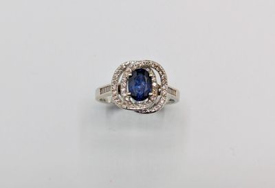 bague en saphir bleu et diamant sur fond blanc