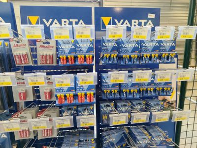 de nombreux types de brosses à dents exposés dans un magasin