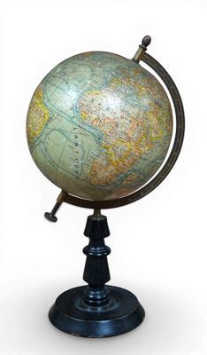 un petit globe terrestre posé sur un socle, sur fond blanc