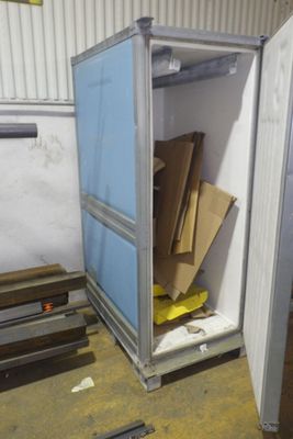 un petit conteneur de stockage contenant de nombreuses boîtes