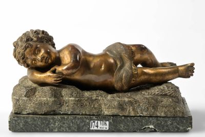 "Amour endormi" en bronze partiellement doré.