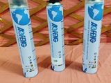 trois tubes de dentifrice posés les uns à côté des autres sur un lit