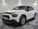 la citrole blanche est garee sur un carrelage en damier
