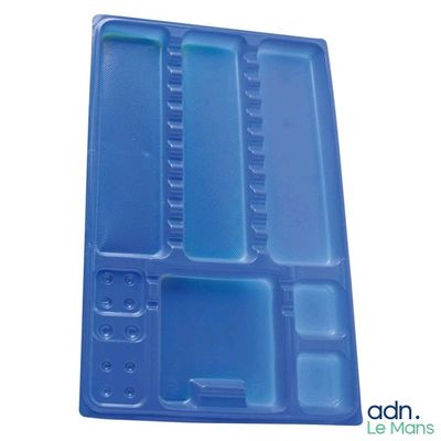 un gros plan d'un plateau en plastique bleu comportant des compartiments