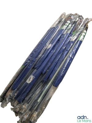 un tas de parapluies bleus emballés dans du plastique sur fond blanc