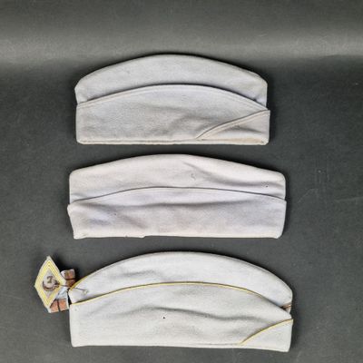 trois bandeaux blancs sont alignés sur une table