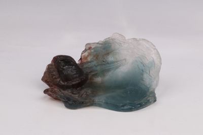 un objet bleu et blanc posé sur une surface blanche