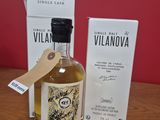 une image représentant une bouteille de vin posée sur une table à côté d'un carton de vin